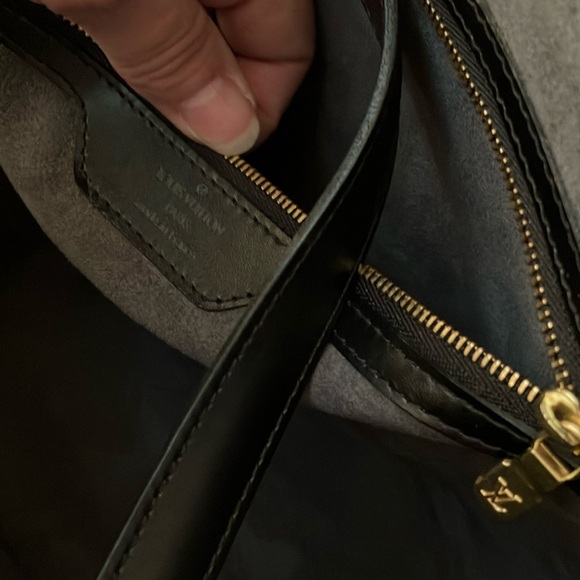 LOUIS VUITTON black Epi Saint Jacques in excellent condition. Authenticated - Picture 16 of 17